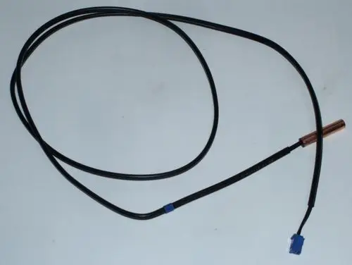 Temperatursensor von Daikin mit einem flexiblen Kabel und einem Kupferende, geeignet für Heiz- oder Kühlsysteme. Anschlussstecker vorhanden.
